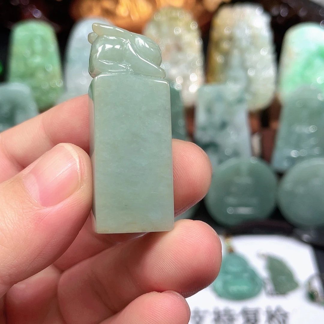 翡翠未镶嵌颈饰印章