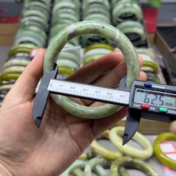 蛇纹石玉未镶嵌手镯80