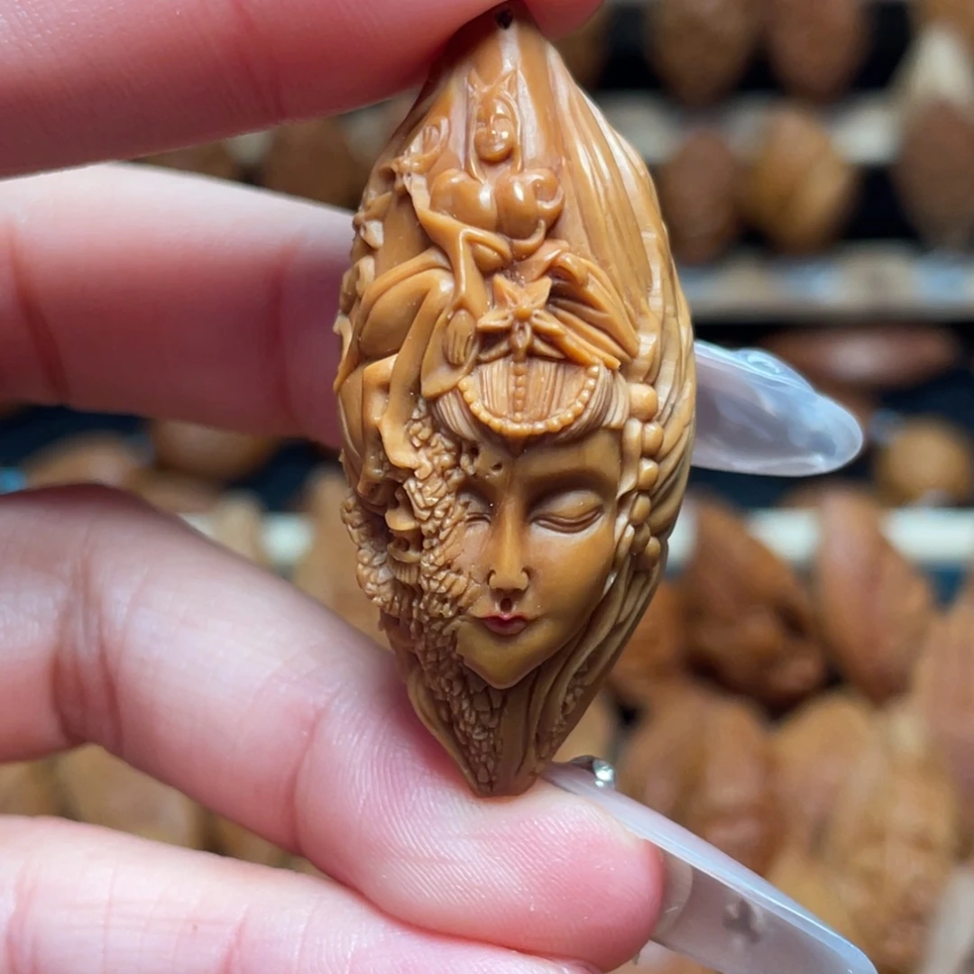 沈***生把件橄榄核楼兰美女