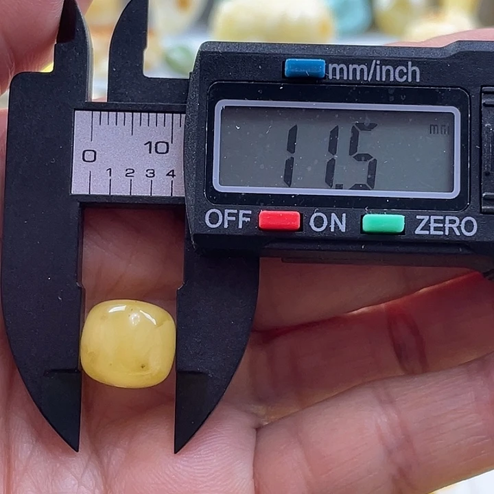 未镶嵌蜜蜡裸石70杂