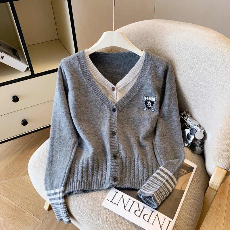 毛衣女假两件套头学院风绣花叠穿冬季V领高弹上衣上衣针织百搭秋