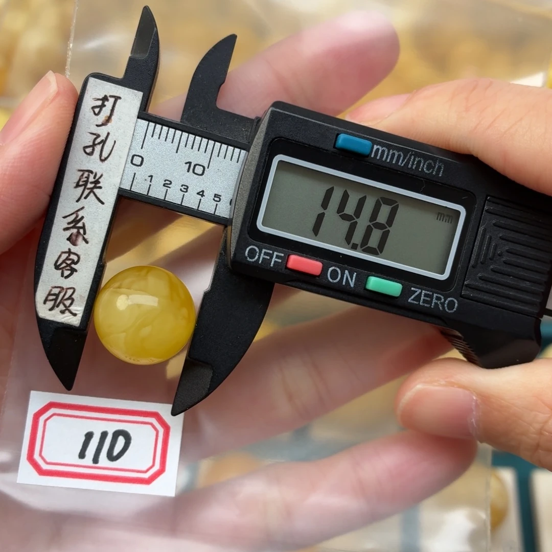 王***良蜜蜡未镶嵌裸石蜜蜡