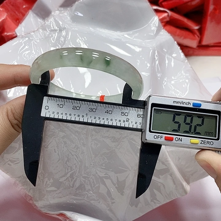 翡翠手镯未镶嵌66。