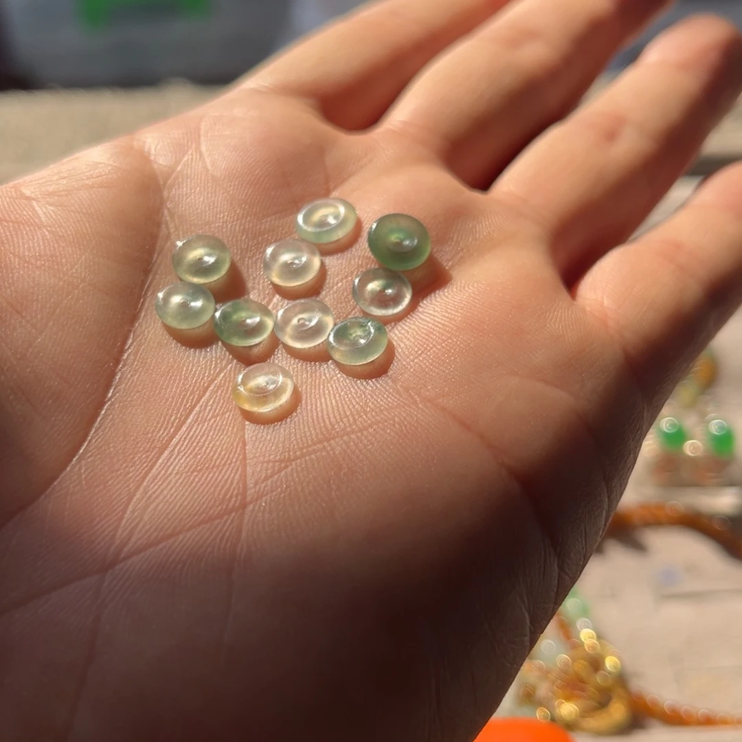 在***里定制翡翠未镶嵌翡翠手串