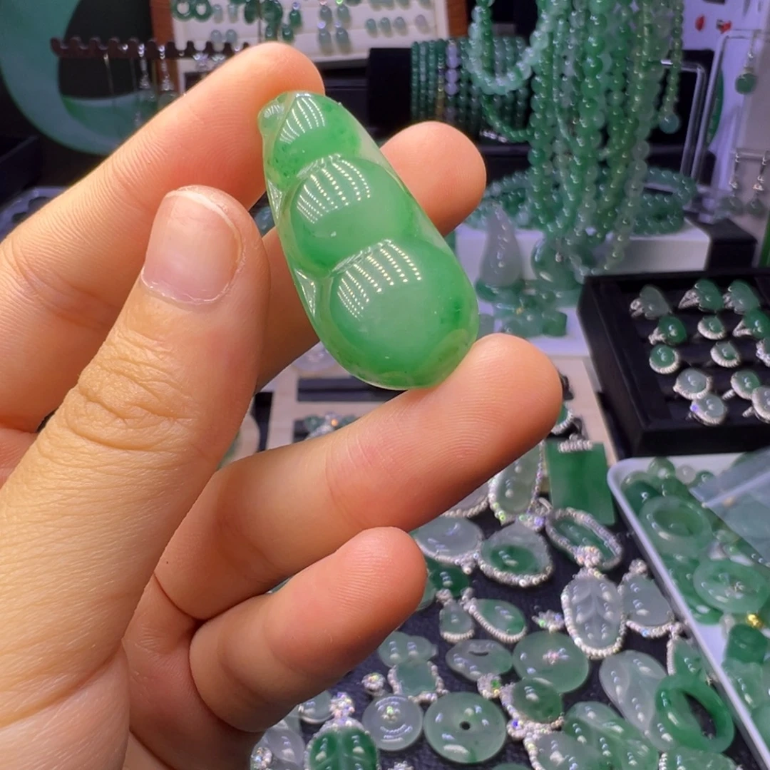 石英质玉（非洲翠）未镶嵌颈饰