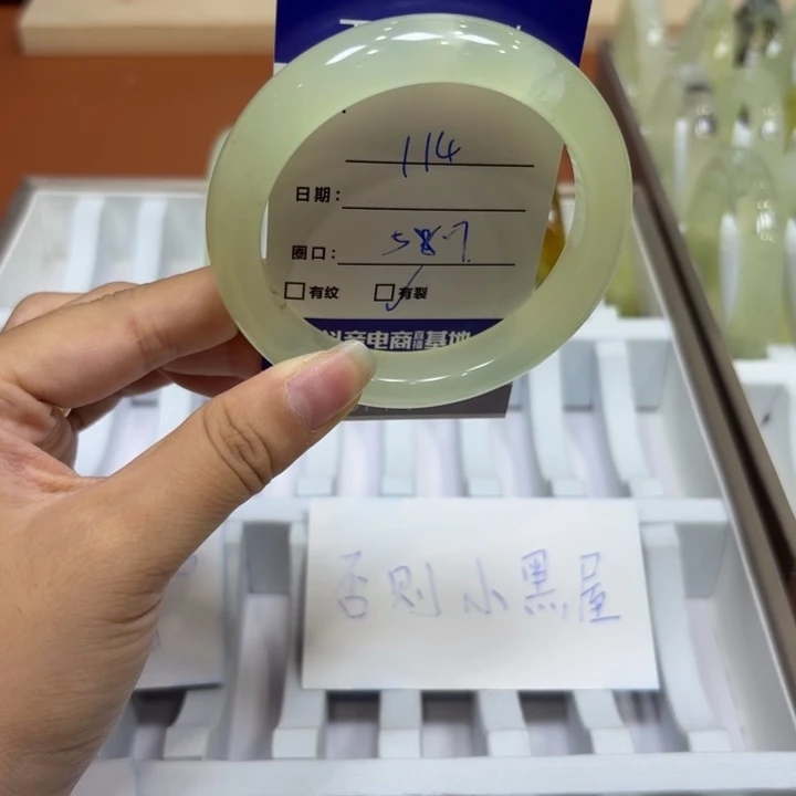 未镶嵌岫玉手镯天然