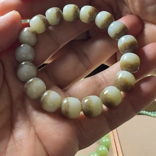 欢***轻和田玉（糖玉）未镶嵌手链