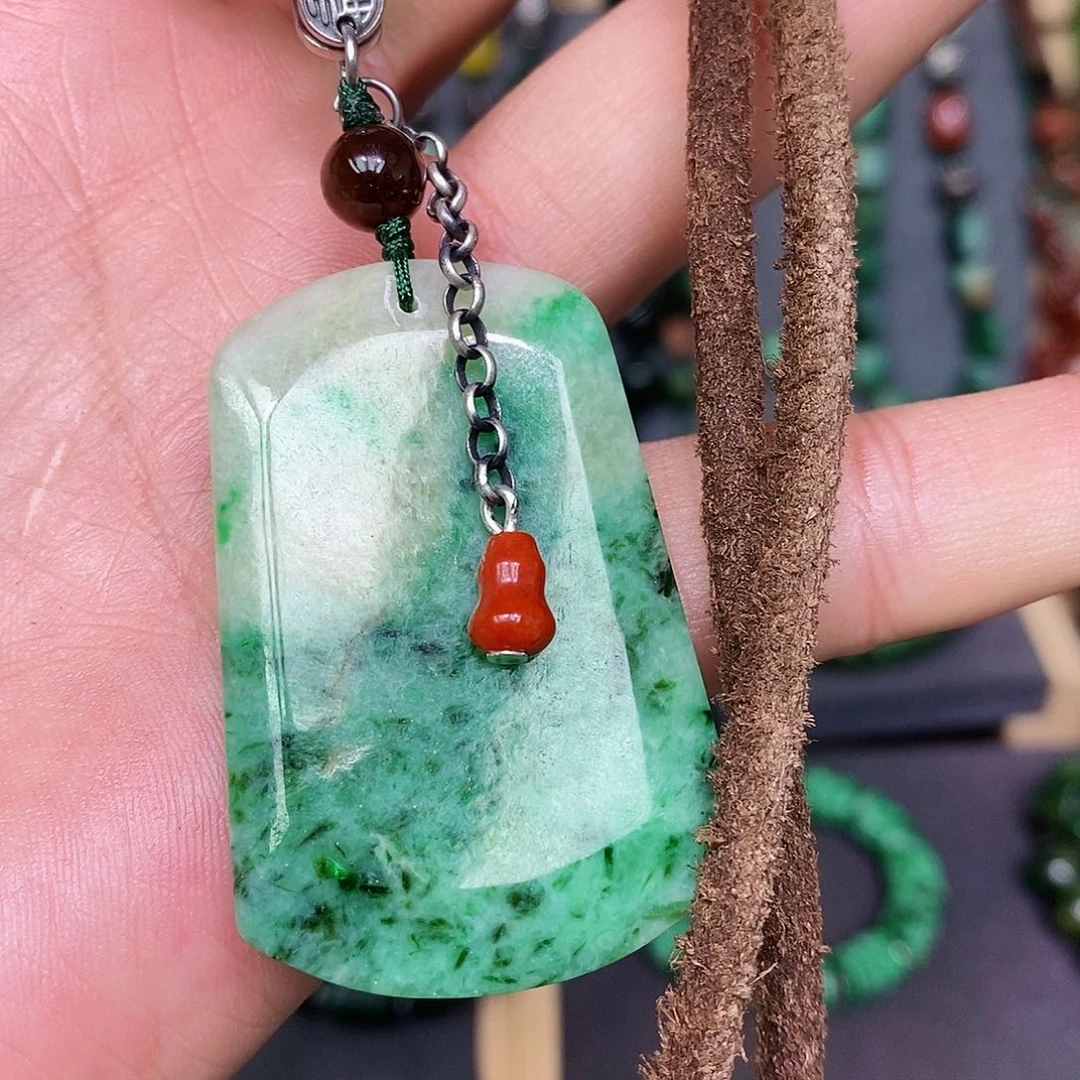 翡翠颈饰未镶嵌漂亮美眉