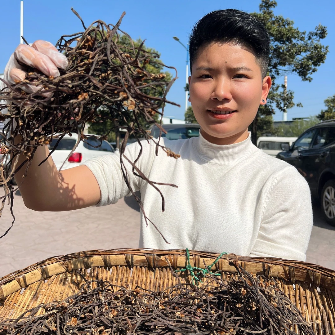 干蕨菜农村野菜现场称重