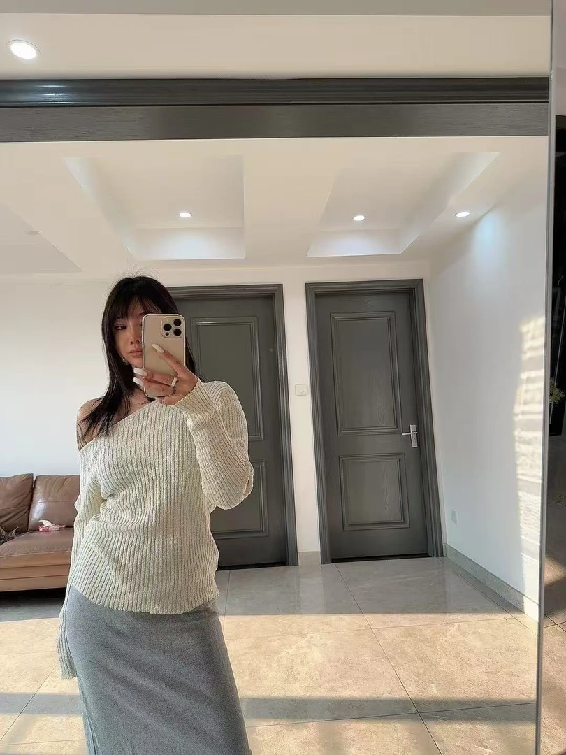 斜肩感觉的白色针织衫 很美哦