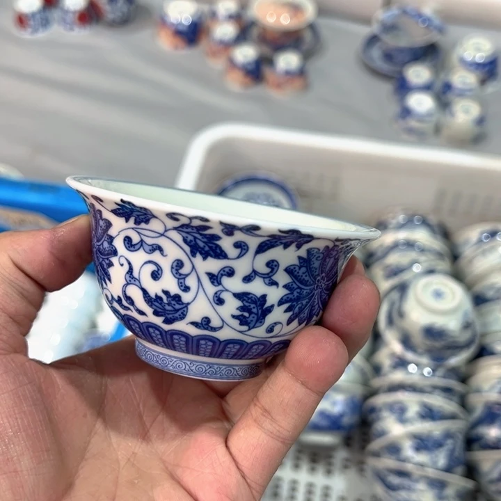 瓷片白青花缠枝莲压手杯带字母线全品