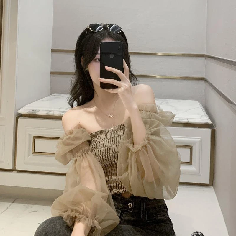 一字肩心机露锁骨衬衫女2025秋装新款洋气小衫短款网纱灯笼袖上衣