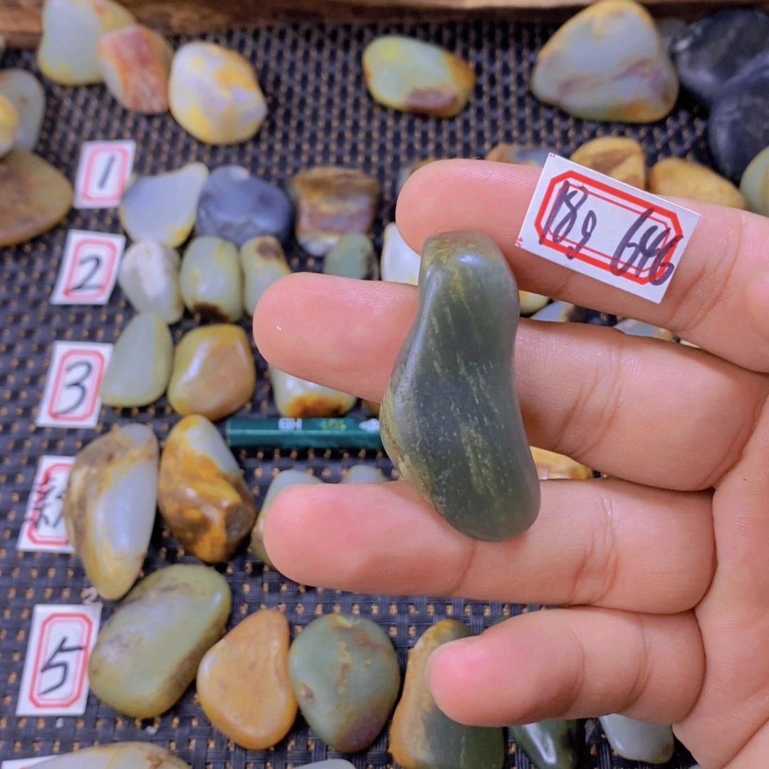 颈饰未镶嵌和田玉（糖玉）