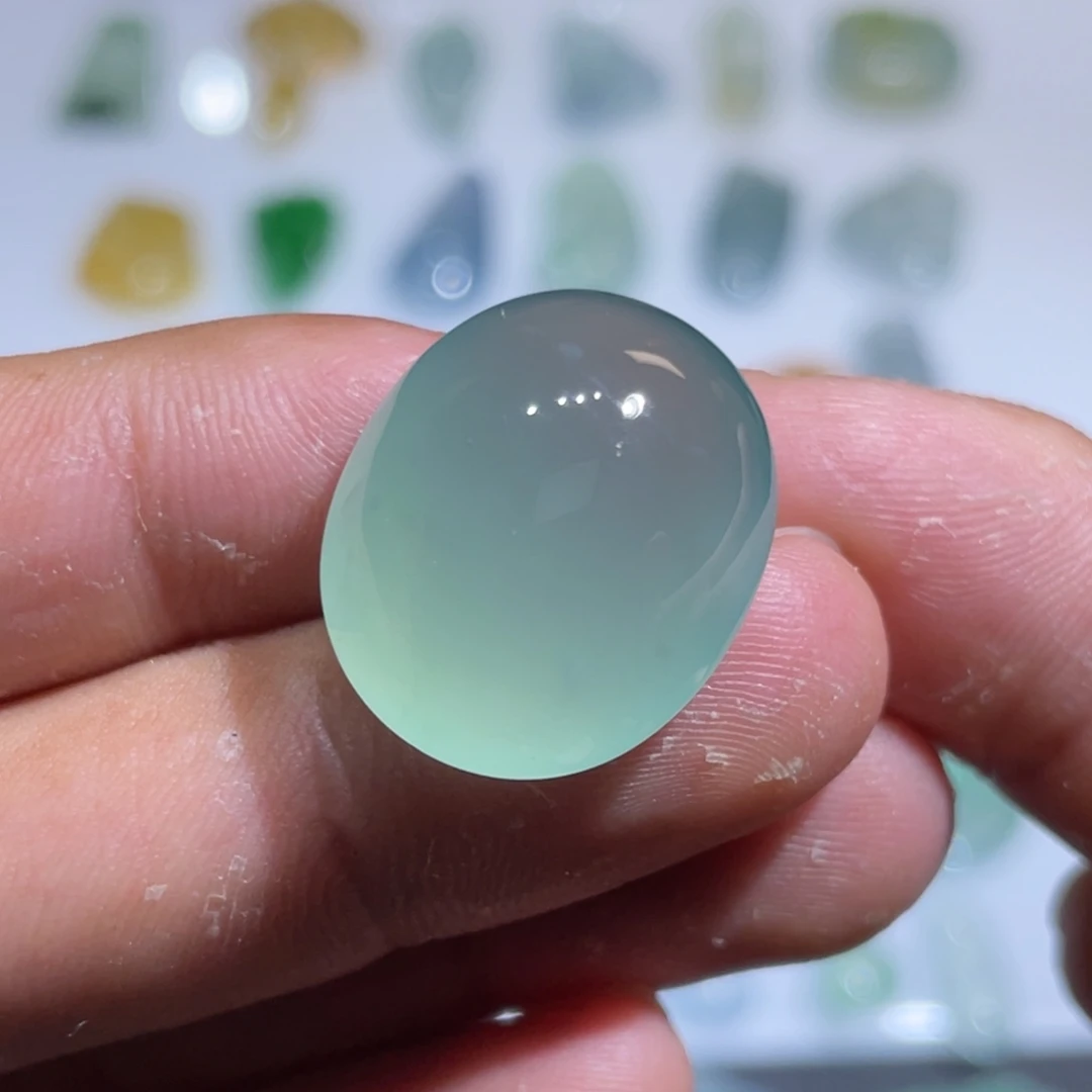 颈饰未镶嵌翡翠鸽子蛋