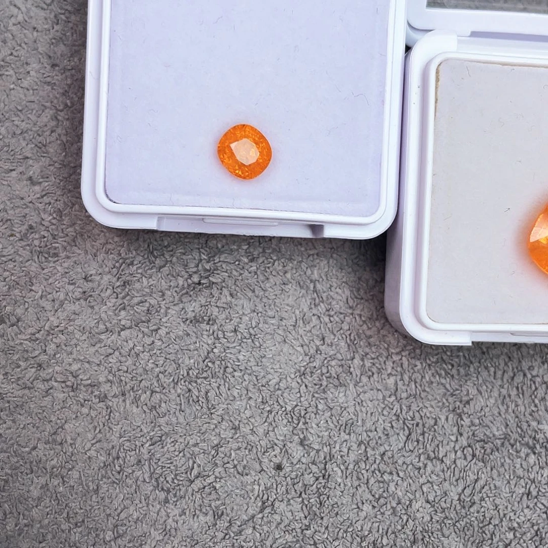 李***9石榴石（芬达石）裸石未镶嵌2.02Ct。