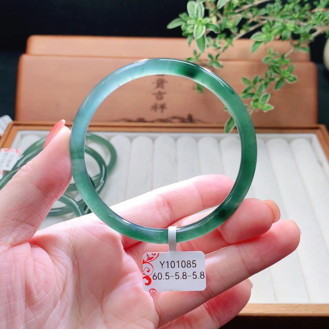 未镶嵌手镯（圆镯）翡翠