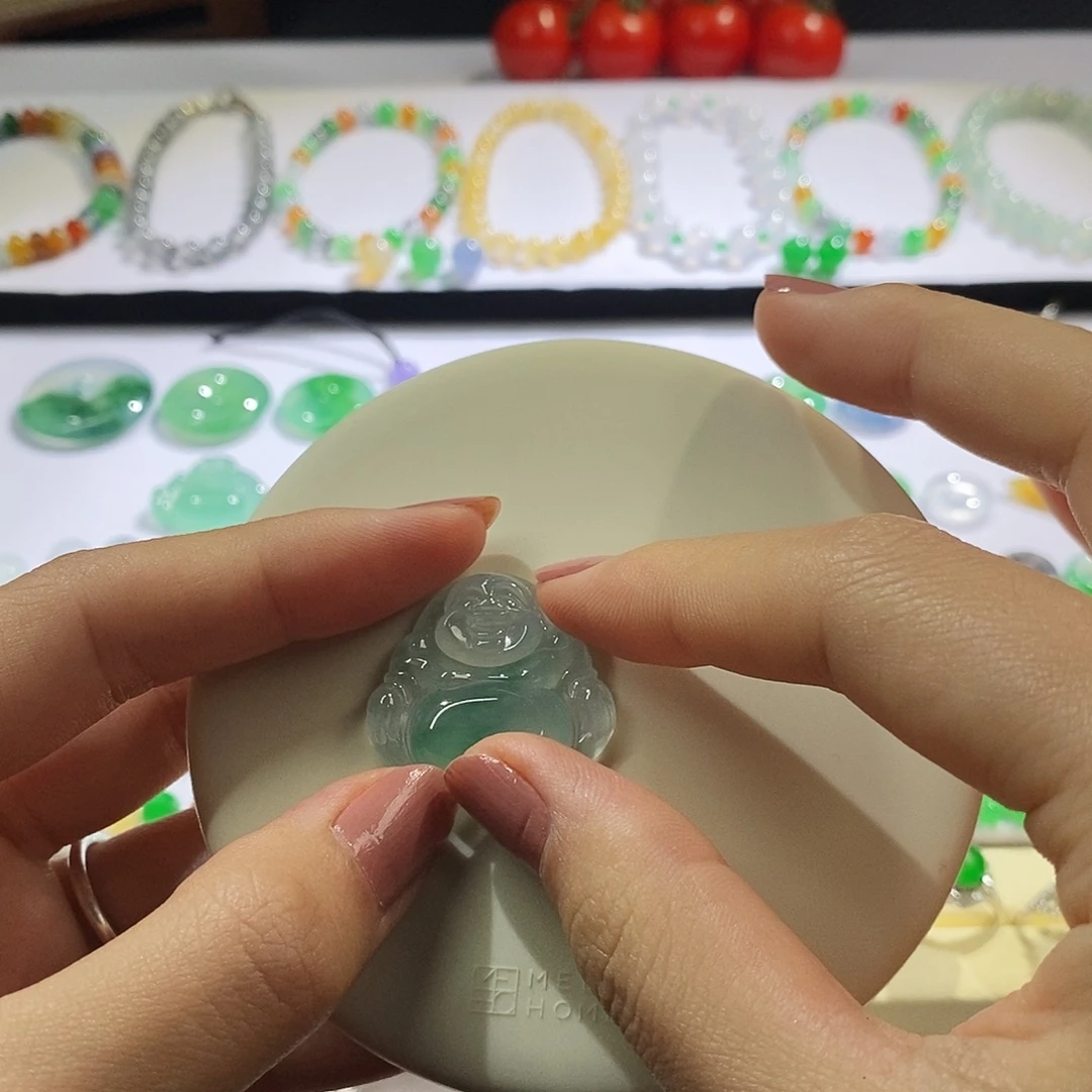 翡翠裸石冰种带绿。