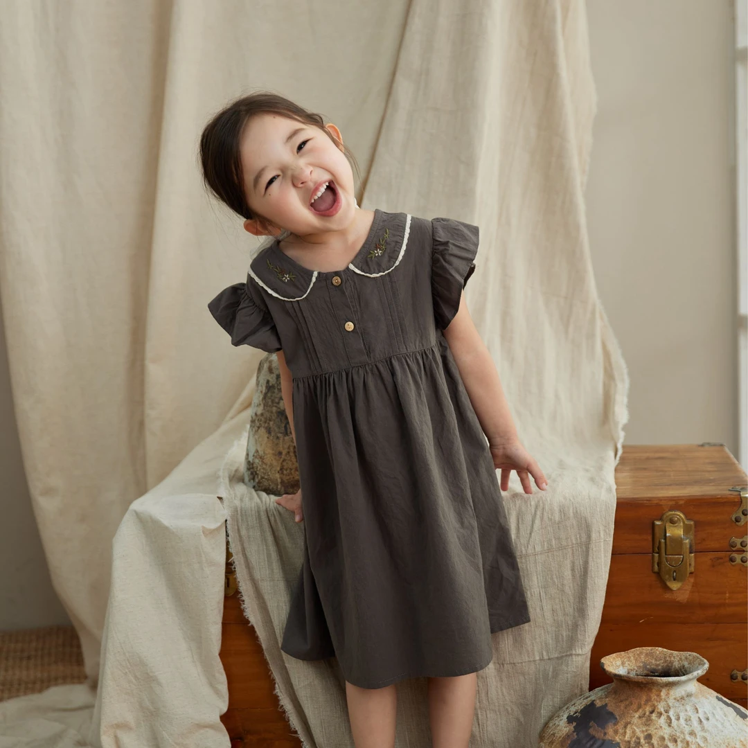 女童纯棉裙子新款飞袖刺绣娃娃领复古打褶连衣裙8Q517