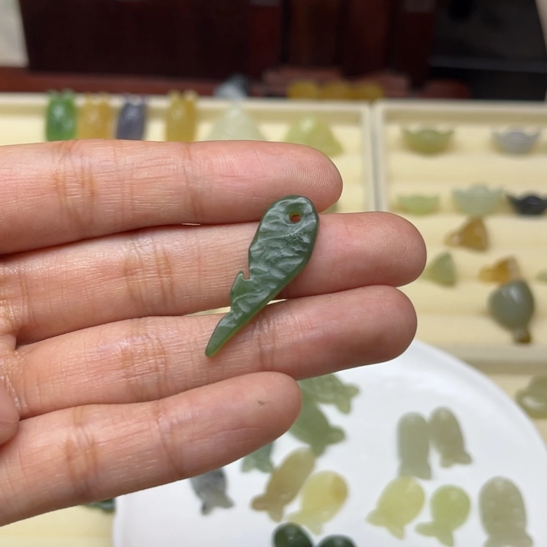 小***莎和田玉未镶嵌珠宝半成品
