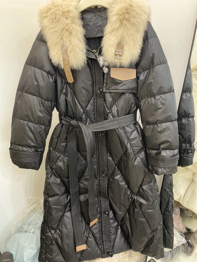 大毛领长款收腰羽绒服时尚百搭