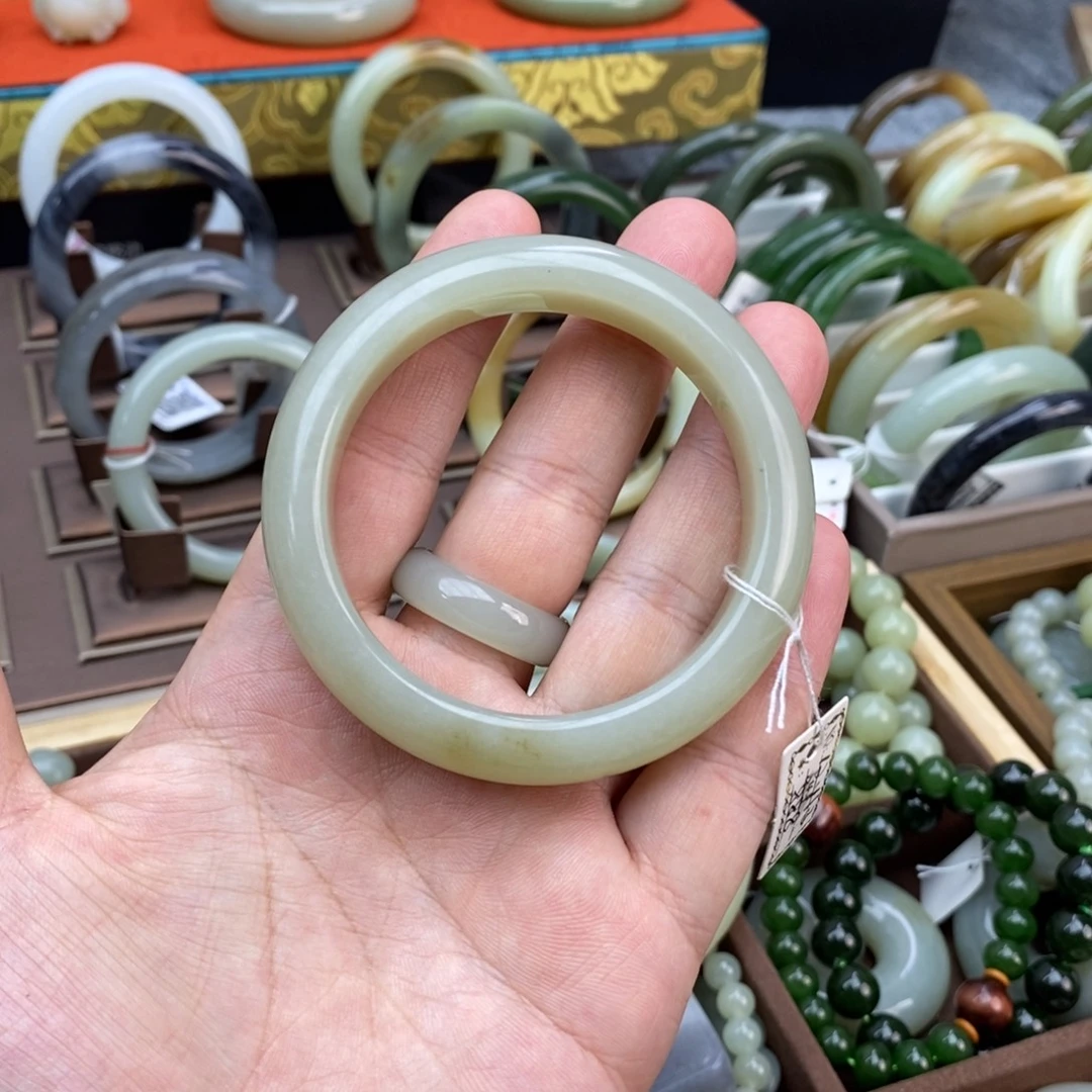 林***天和田玉（糖玉）未镶嵌手镯和田玉且末青白手镯