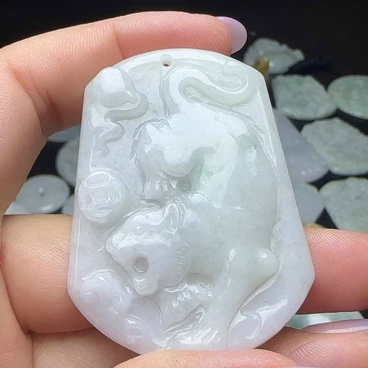 翡翠未镶嵌颈饰虎牌