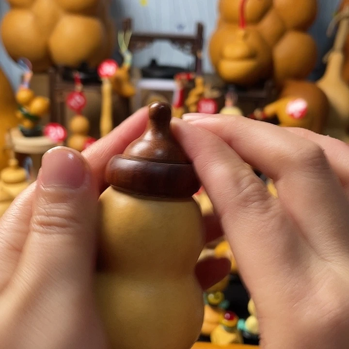 用***7葫芦丝老师在讲英语课前