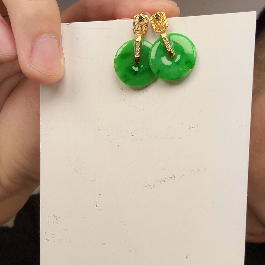 翡翠未镶嵌颈饰一对