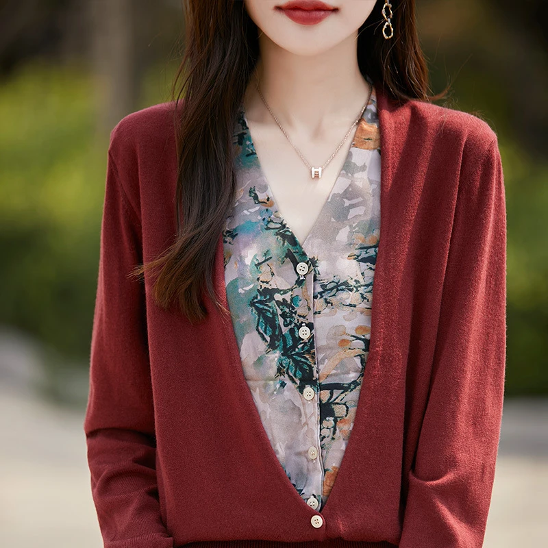 春秋新款精纺羊毛V领针织开衫女长袖女印花设计感假两件舒适上衣