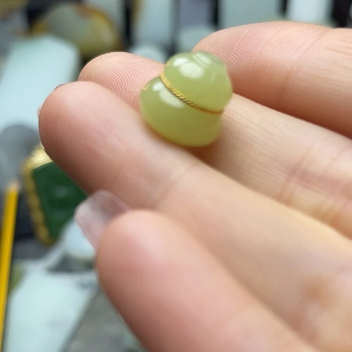 颈饰18K金镶嵌和田玉（糖玉）