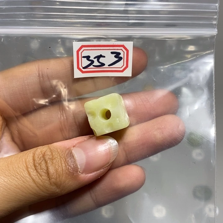 蛇纹石玉颈饰未镶嵌江**人