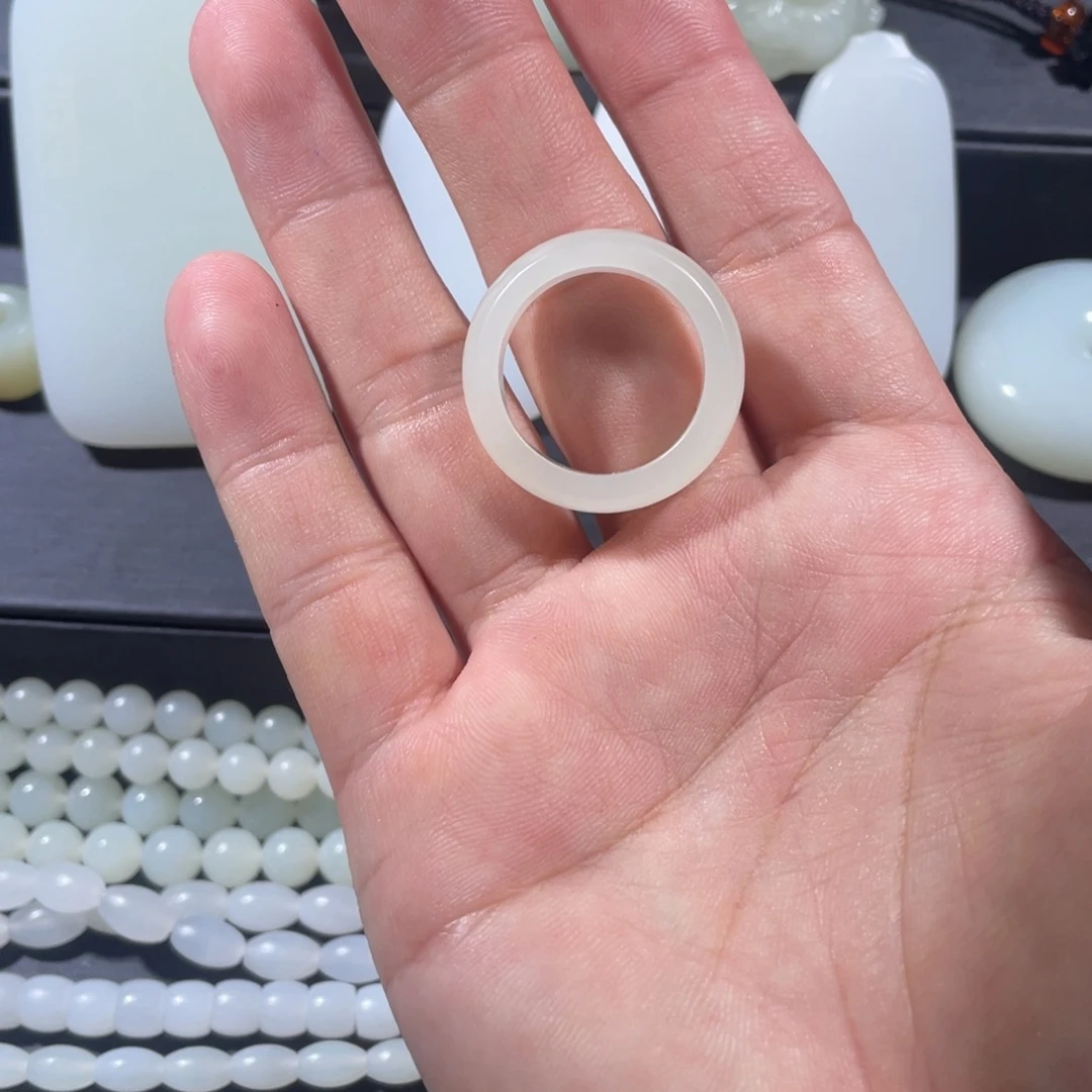 和田玉未镶嵌颈饰戒指