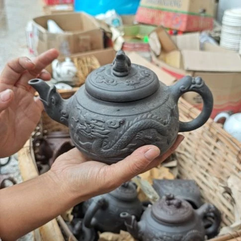库存微瑕紫砂壶一个