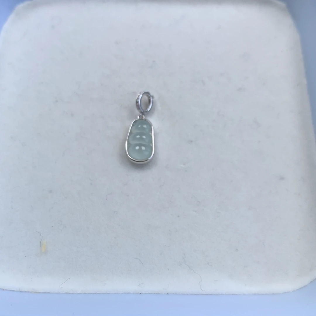 翡翠18K金镶嵌颈饰豆