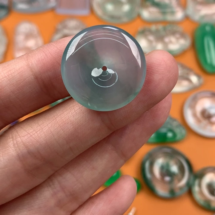 翡翠挂件未镶嵌….