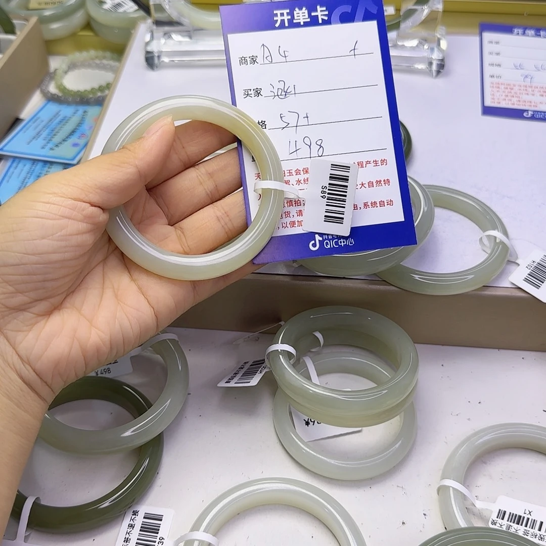 涵***涵未镶嵌手镯和田玉