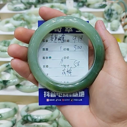 麦****未镶嵌透闪石-蛇纹石玉手镯