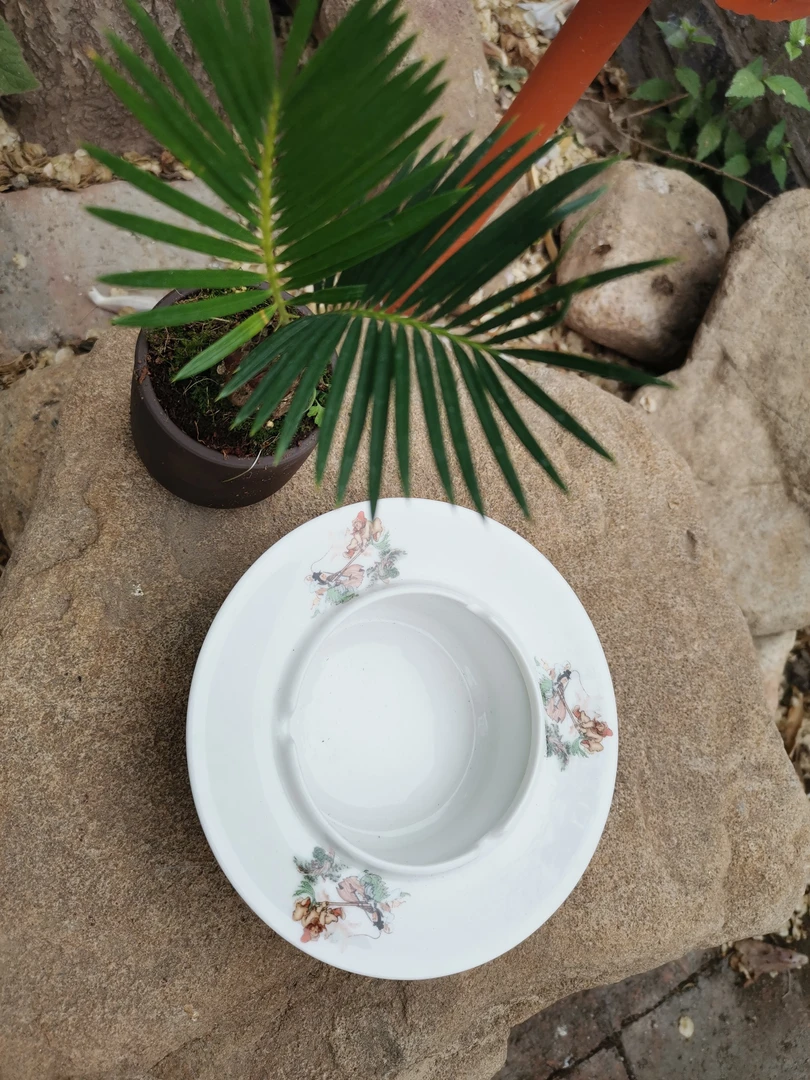 草帽烟灰缸     内径9直径14高度4  老瓷 文化传播