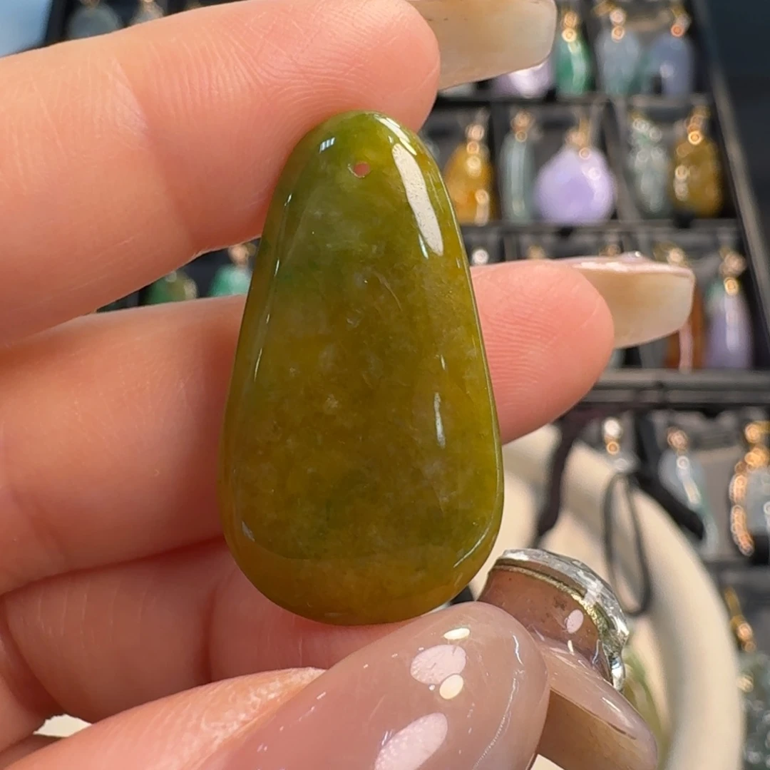 翡翠未镶嵌颈饰水滴