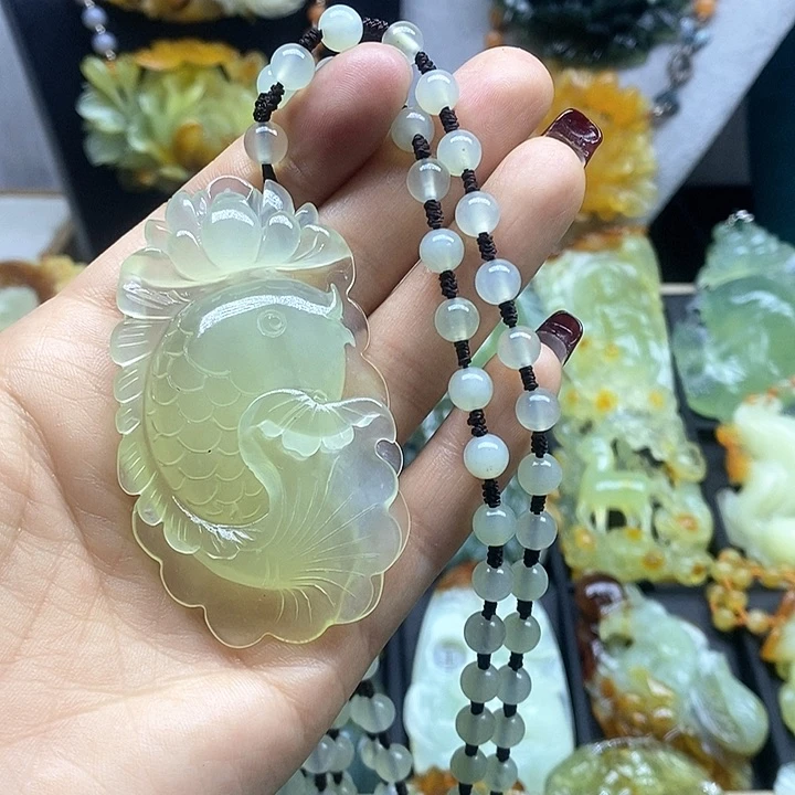 蛇纹石玉挂件未镶嵌向**阳
