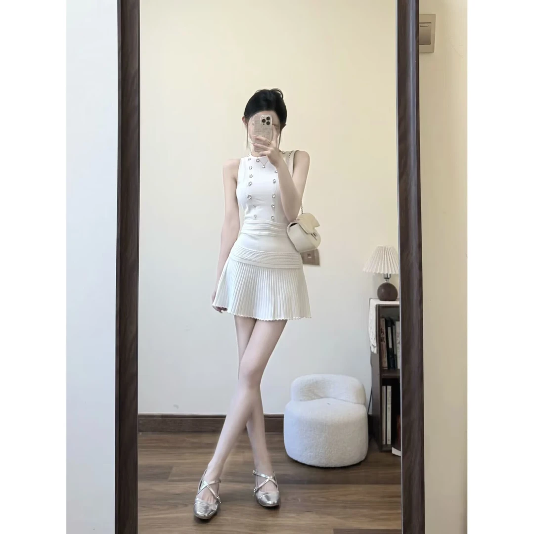 新款名媛风气质背心紧身显身材上衣高百褶裙无袖排扣针织衫套装