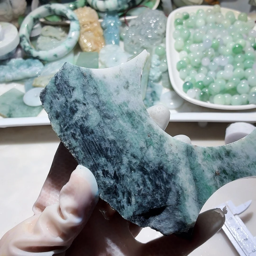 翡翠未镶嵌颈饰边角料