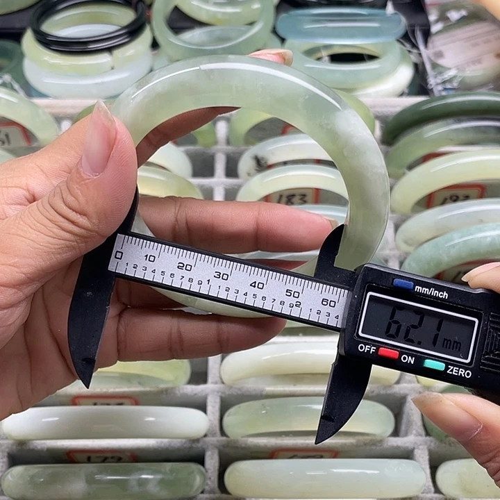 蛇纹石玉未镶嵌手镯196