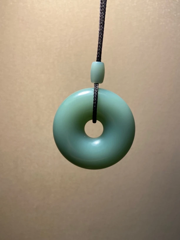 精美和田玉俄碧粉青平安扣