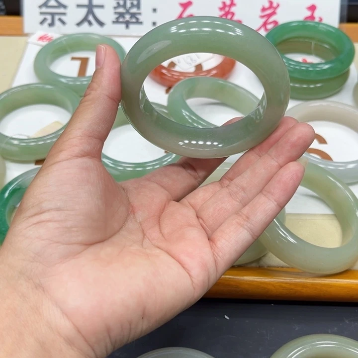 石英质玉手镯未镶嵌家**女