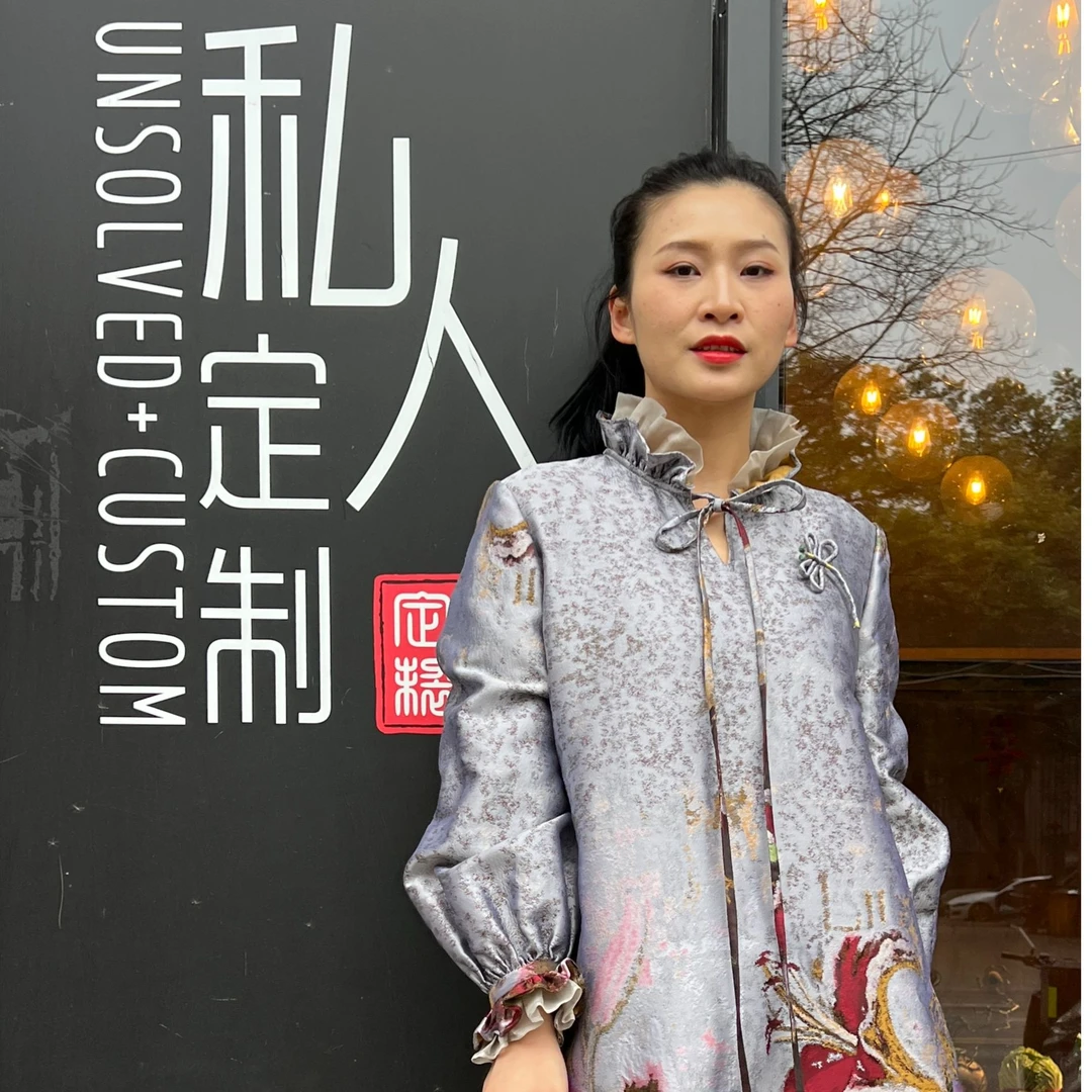 UNSOLVED CUSTOM/未解灰底提花花瓣领花瓣袖口长裙春秋