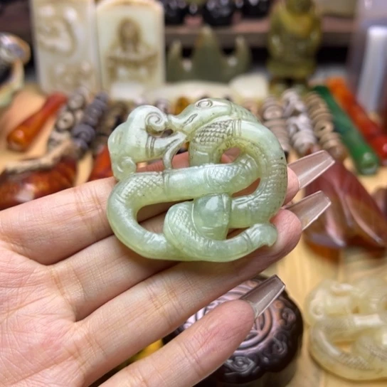 蛇纹石玉未镶嵌颈饰