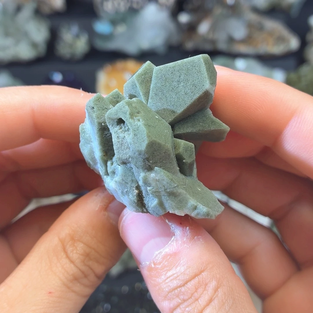 石材满绿绿幽非常完整晶簇