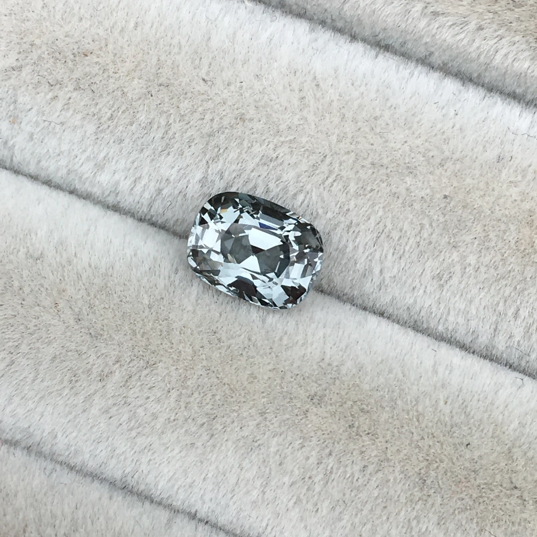 酷酷金属灰尖晶石 1.17ct