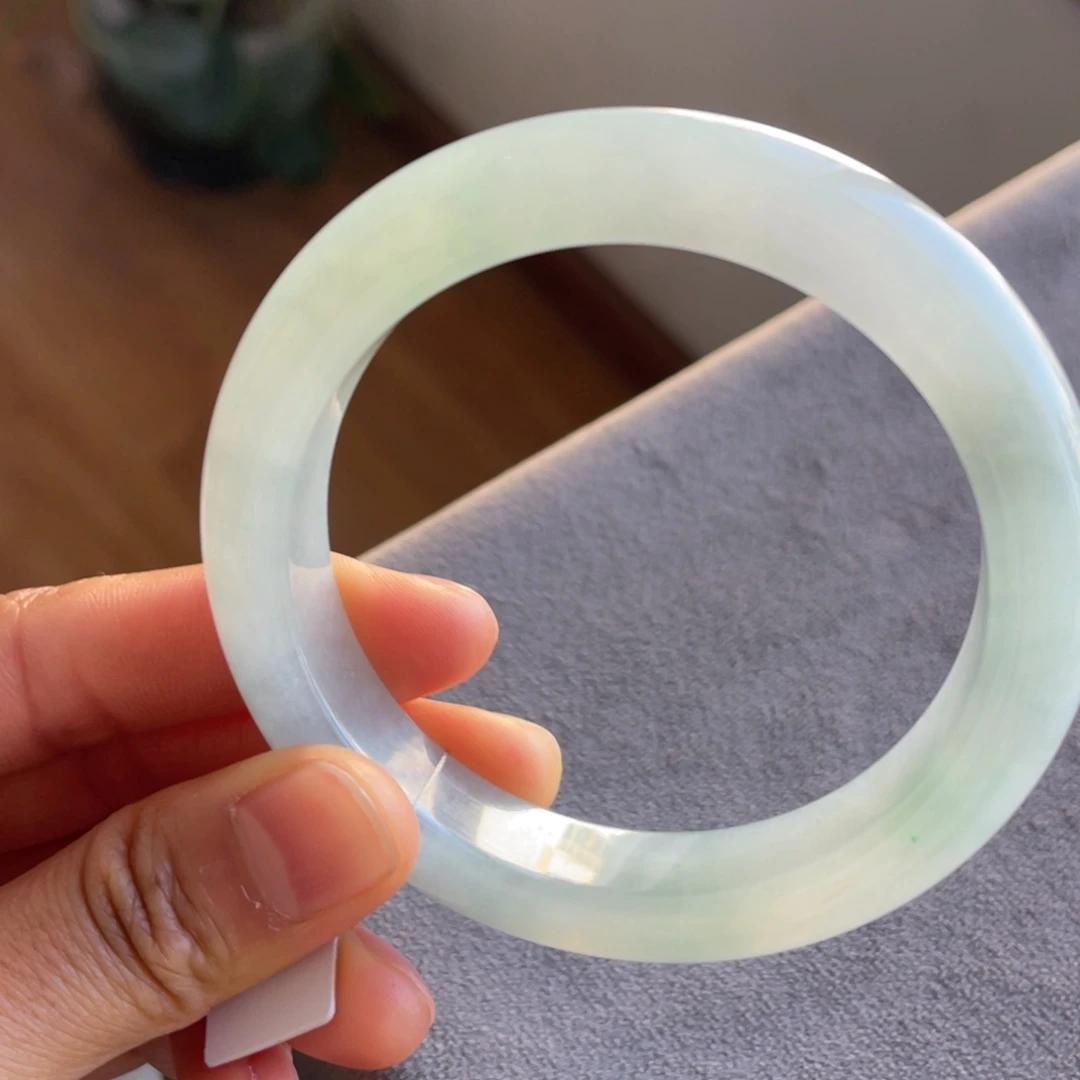 翡翠未镶嵌手镯晴绿